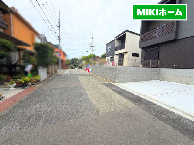 箕面市粟生新家３丁目　新築戸建の前面道路含む現地写真