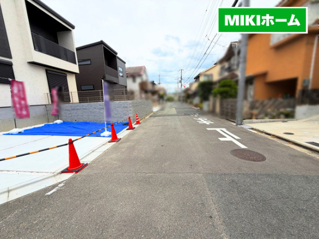 箕面市粟生新家３丁目　新築戸建の前面道路含む現地写真