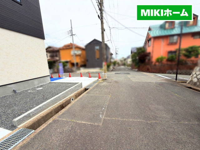 箕面市粟生新家３丁目　新築戸建の前面道路含む現地写真