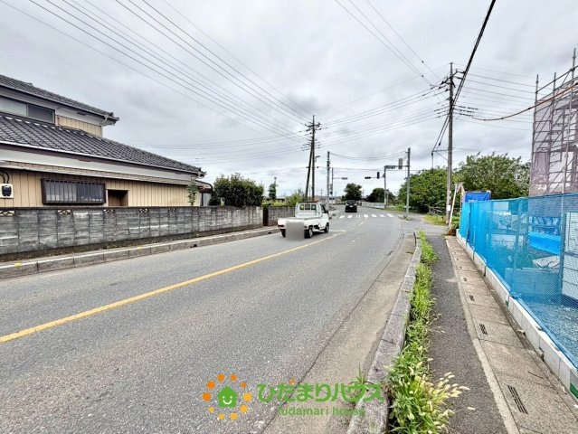 蓮田市藤ノ木第5　新築一戸建て　03　リーブルガーデンの前面道路含む現地写真