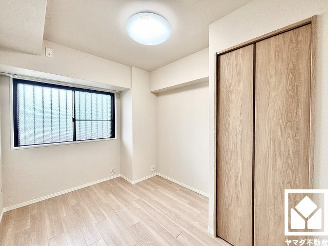 コート甲子園南1番館の子供部屋|約5帖の北側洋室です。お子様のお部屋などにも丁度良い広さです。独立したお部屋なのでプライベートな時間をゆったり過ごせそうです。