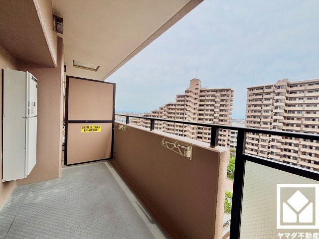 コート甲子園南1番館のバルコニー|南東向きバルコニーで陽当たり、風通し良好。広々としているため、お洗濯物をたっぷりと干す事ができます。
