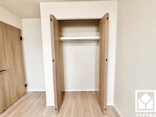 コート甲子園南1番館の収納|新たに家具を買わなくても良いので、ハンガーパイプ付きのクローゼットは嬉しいですね。