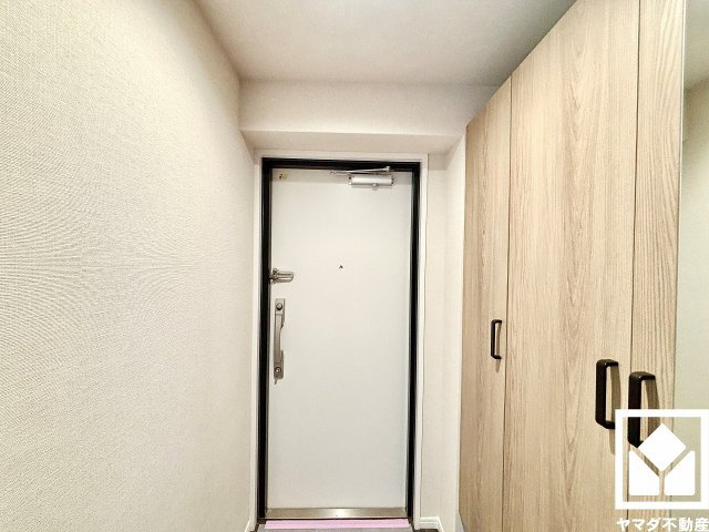 コート甲子園南1番館の玄関|玄関にはシューズボックスを設置。家族の靴もしっかり収納できるので、玄関がいつも片付き、気持ちよくお客様を迎えられます。お出かけの前のチェックにも便利な姿見付きです。