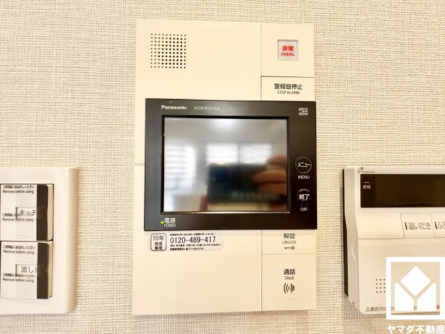 コート甲子園南1番館の防犯設備|突然の来訪時にも防犯面で心強いモニター付きインターホンを設置。お留守番中のお子様も、室内からスムーズに相手の確認ができます。