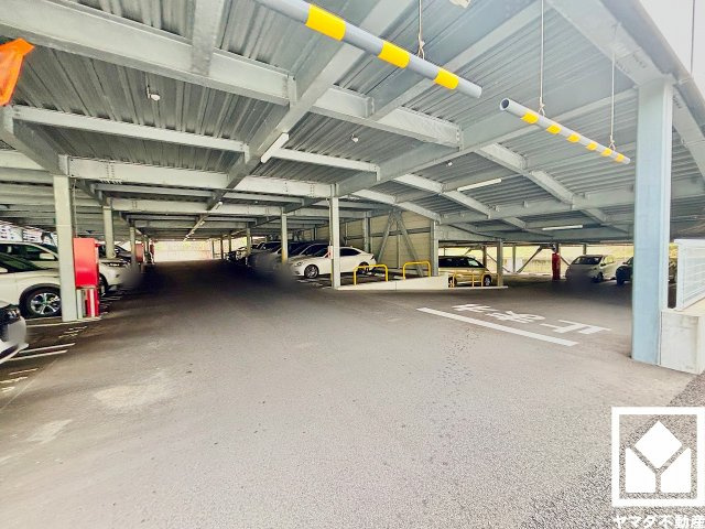 コート甲子園南1番館の駐車場|敷地内に駐車場を設置（月額11000円～17000円）。出入口は防犯性に配慮されたロボットゲート付き。空き状況等は弊社スタッフまでお気軽にお問い合わせください。