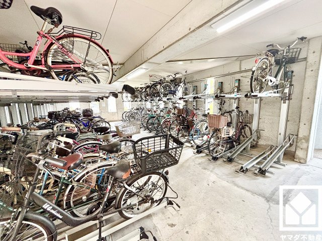コート甲子園南1番館の駐輪場|サイクルラック付きの屋内駐輪場を設置。スッキリ整理されて、自転車同士が接触・転倒しにくい設計です。（月額100円～300円）