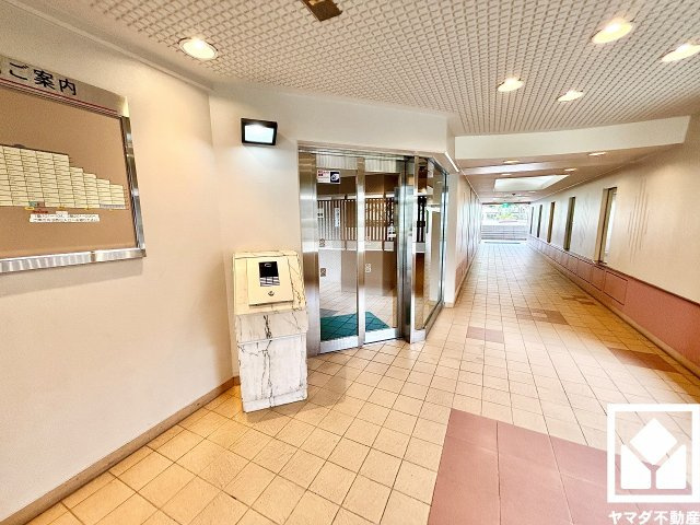 コート甲子園南1番館のエントランス|安心・安全な暮らしをサポートするオートロックシステムを備えています。TVモニター付きインターホン対応です。