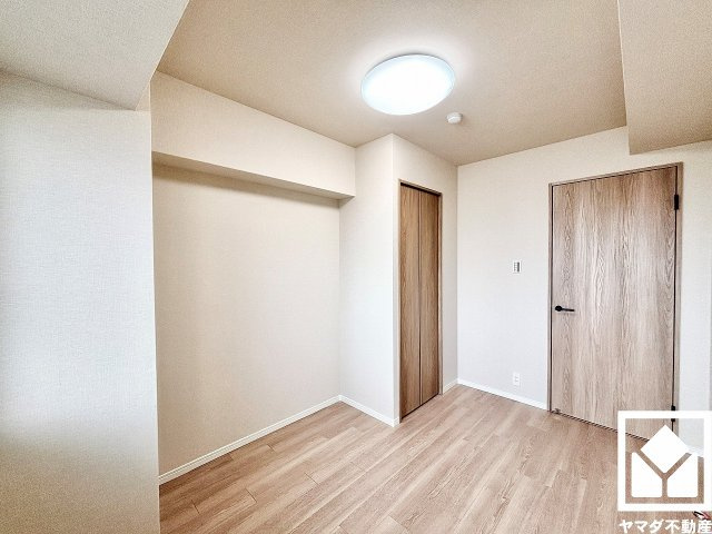 コート甲子園南1番館の子供部屋|約5帖の北側洋室です。全居室にクローゼットがございますので、お部屋の広さを最大限に活用できます。