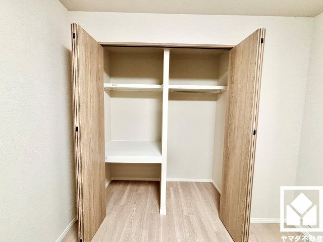 コート甲子園南1番館の収納|クローゼットは奥行きがあるので、収納力も申し分ありません。棚も複数設置されており、整理整頓がしやすい設計になっています。