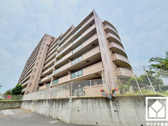 コート甲子園南1番館の外観|1～4番館までそびえる敷地の中央には広々としたプレイロットが用意されています。道路を挟んで東側にブランコやシーソーなどの遊具やゆったりとした広場を備えた「巽公園」もあり、子育て世帯の方にもお勧めです。