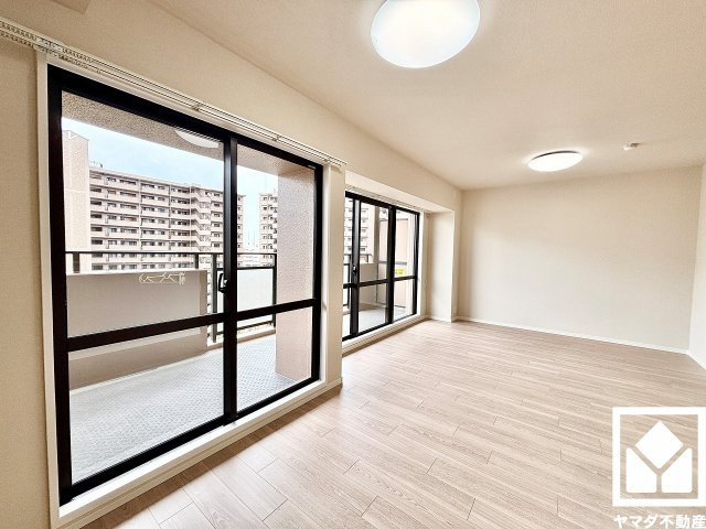 コート甲子園南1番館の居間・リビング|南東向きの窓から自然光を取り込む、開放感あふれる暮らし。隅々まで光が降り注ぎ、明るく心地の良い空間。