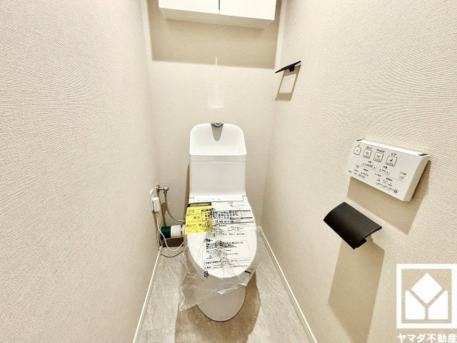 コート甲子園南1番館のトイレ|明るく清潔感溢れるトイレです。温水洗浄便座付きで、季節を問わずいつでも温かい便座をお使いいただけます。トイレットペーパーのストックや消耗品置き場などとしてお使いいただける吊戸棚がございます。
