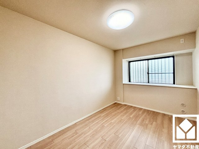 コート甲子園南1番館の寝室|約6.3帖の洋室です。窓の手前に空間を圧迫しないスリムなマルチカウンターがございます。お気に入りの雑貨や観葉植物を飾るディスプレイコーナーやちょっとした小物の置き場所など、自由にご活用いただけます。