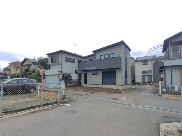 入間郡三芳町大字藤久保の新築一戸建の前面道路含む現地写真|開放感のある三方角地！
陽当り・通風良好です。
商業施設が徒歩圏内に充実し、生活利便性の高い立地です。