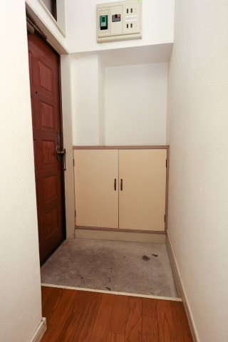 リエス小山間々田の玄関