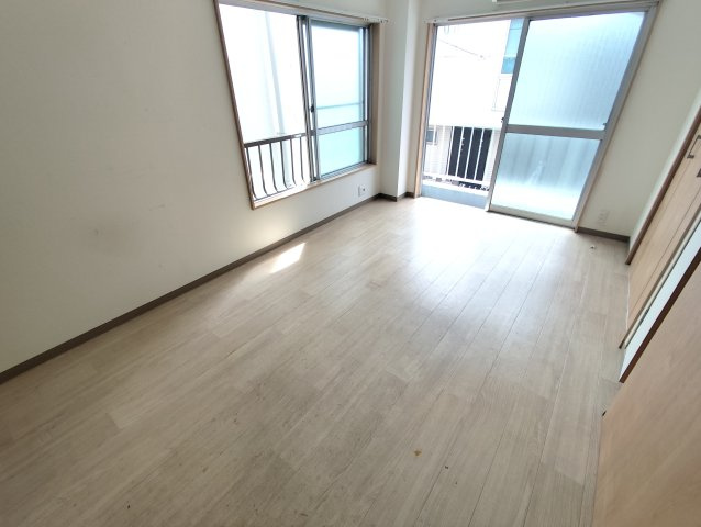 鈴木コーポの洋室
