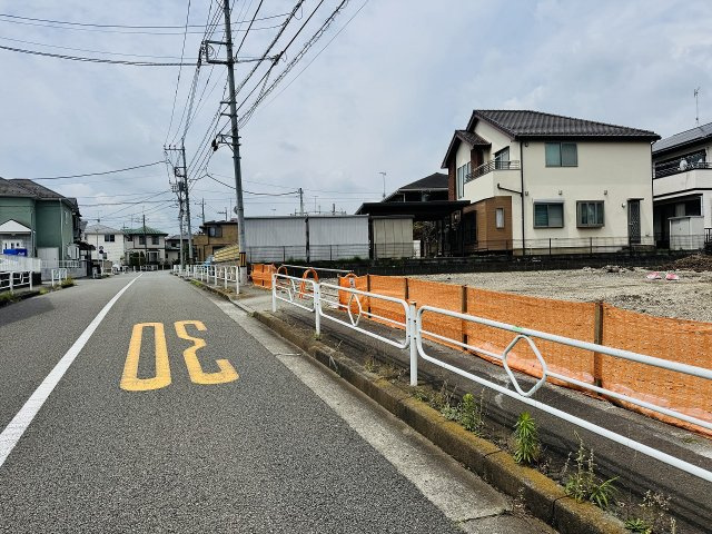八王子市　椚田町　新築一戸建て　５期の前面道路含む現地写真|～南東側9ｍ道路に面しています～