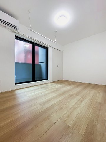 【居間・リビング】 | プラフィド | ★バルコニー付きで明るく開放感のあるお部屋です♪★