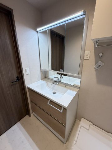 Ｍａｉｓｏｎ　Ｓａｒｋｌａｎｄ　メゾンサークランドの独立洗面台|★3面鏡の独立洗面台★家具家電付きの物件です★