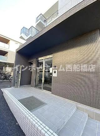 市川市富浜３丁目のアパートのエントランス