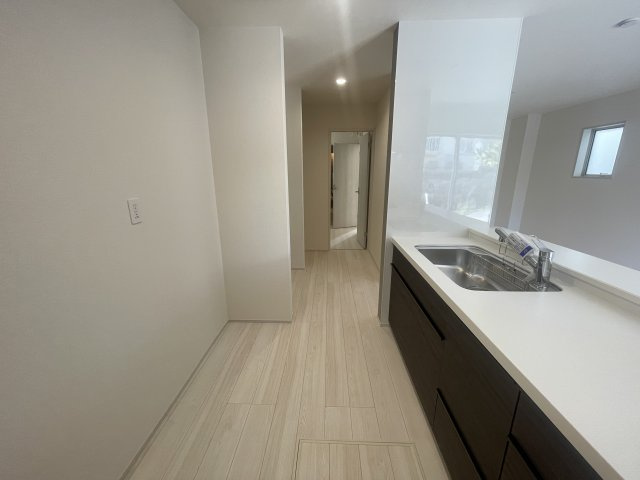 宜野湾市嘉数（全2棟）ラスト2号棟のキッチン|2号棟　使いやすいシステムキッチン♪大容量パントリー付き♪