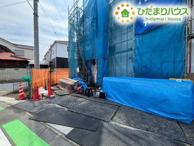 本庄市中央２丁目　新築一戸建て　ブルーミングガーデン　01の前面道路含む現地写真