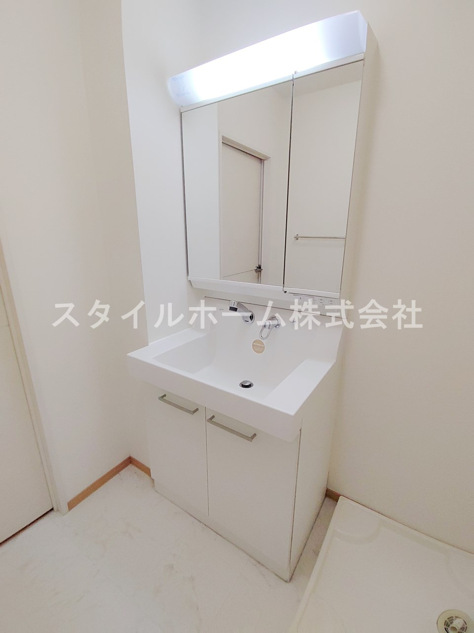 オリーブガーデンの洗面所|別部屋写真です。