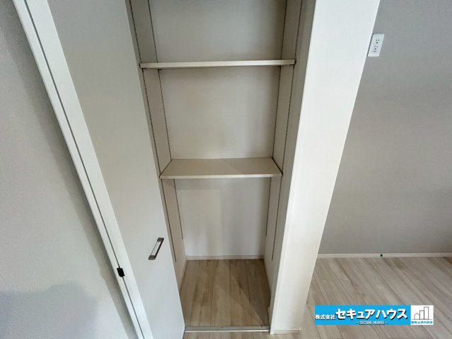 【中古戸建】刈谷市野田町東屋敷の収納|【キッチン背面のパントリ―】
◆可動棚つきのパントリーです。お菓子を入れたり、調味料のストックを入れることができます。キッチン周りに収納が多いと便利です♪　　　　　　　　　　　　　　　　　　　　　　　