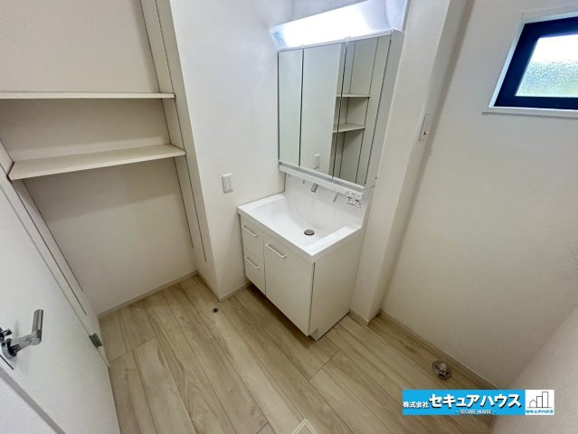 【中古戸建】刈谷市野田町東屋敷の独立洗面台|【洗面台】
◆3面鏡の裏にたっぷりと収納スペースを標準装備しており、歯ブラシやコンタクト用品など見えない収納可能！
◆洗面台横にはタオルや洗剤などを置くことができる棚が設置されています。　　　　　　　