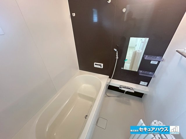 【中古戸建】刈谷市野田町東屋敷の浴室|【浴室】
◆アクセントパネルで落ち着きのある雰囲気を演出します。
◆浴室乾燥機付きのためカビ防止対策もできます。
◆家族が常に温かいお風呂に入ることができる追い炊き機能付きのオートバスです。　　　　　