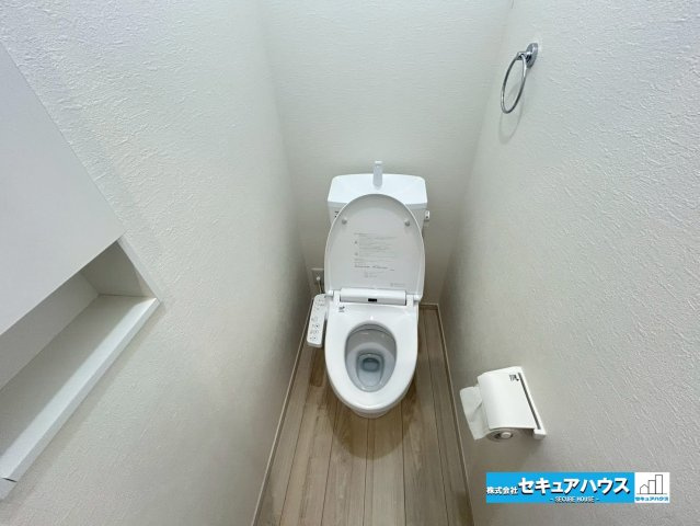 【中古戸建】刈谷市野田町東屋敷のトイレ|【高機能トイレ】
◆高機能トイレの多くは便器のフタの開閉が自動であり、使用後に手動で水を流す面倒もなく非常に便利です。スタイリッシュな見た目で、お掃除しやすく、節水効果が高いです。　　　　　　　　　　