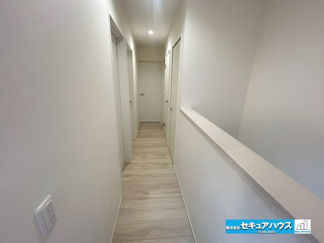 【中古戸建】刈谷市野田町東屋敷の内装|【廊下】
◆一直線の廊下で無駄のない動線が特徴です♪お部屋を目一杯広く使うことのできる設計です。　　　　　　　　　　　　　　　　　　　　　　　　　　　　　　　　　　　　　　　　　　　　　　　　　　　　
