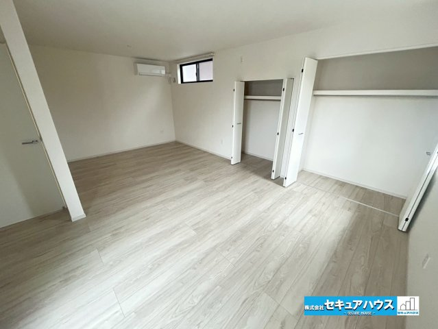 【中古戸建】刈谷市野田町東屋敷の洋室|【洋室13.3帖】
◆間仕切り対応で2つのお部屋にできる設計です。廊下に繋がるドアが2つ設置されているため8.1帖の洋室と、5.2帖の洋室に区切ることができます。お子様の成長に合わせてリフォーム可能♪