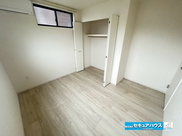【中古戸建】刈谷市野田町東屋敷の洋室|【洋室5.3帖】
◆家族一人ひとりの大切なプライベート空間。趣味に合わせて使って頂けるようシンプルに仕上げてあります。暮らし心地を大きく左右する収納を、適材適所に配置し使い勝手を考慮しました。　　　　