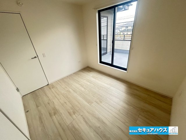 【中古戸建】刈谷市野田町東屋敷の洋室|【洋室5.2帖】
◆バルコニー出られるお部屋です。寝室やお子様のお部屋、趣味のお部屋としてお使いいただけます。
◆全居室収納付きのため各居室ごとに荷物をしまうことができます。　　　　　　　　　　　　　