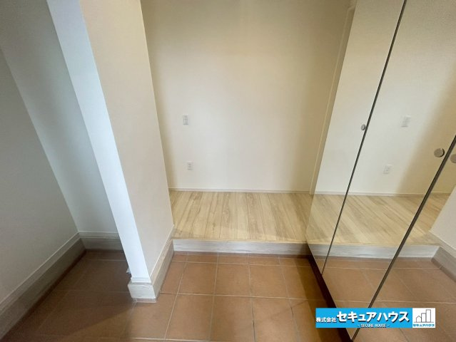 【中古戸建】刈谷市野田町東屋敷の玄関|【土間収納付き玄関】
◆ベビーカーやゴルフバッグなどを置くことができる土間収納付き！
◆シューズボックスには全身鏡付きで身だしなみを確認してからお出かけすることができます♪
◆ダブルロックキー付き！！
