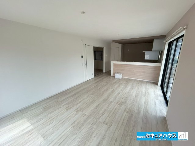 【中古戸建】刈谷市野田町東屋敷の居間・リビング|【LDK17.1帖】
◆南向きのリビングは陽当たり良好です♪
◆対面式キッチンのためリビングの様子を見ながら料理することができます。キッチンスペースは折下天井でお洒落な仕上がりになっております。　　　