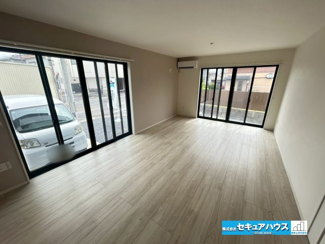 【中古戸建】刈谷市野田町東屋敷の居間・リビング|【LDK17.1帖別角度】
◆大きな窓が2面の日当たり・通風に優れた角地を活かした設計が特徴です。
◆アクセントクロスを使用することにより奥行が生まれ開放感のある仕上がりになっております。　　　　　　