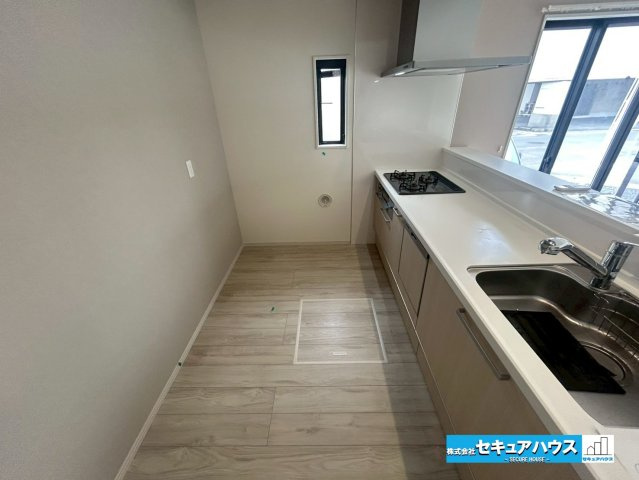 【中古戸建】刈谷市野田町東屋敷のキッチン|【キッチン】
◆広々としたキッチンスペースのため家族で並んで料理することが可能♪
◆床下収納にはお米や飲み物のストック、防災グッズなどをしまうことができます。
◆窓付きのため熱気や匂いを逃がします。　