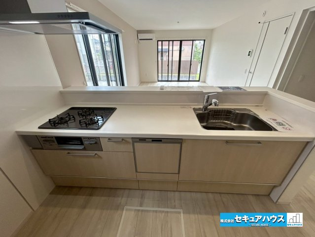 【中古戸建】刈谷市野田町東屋敷のキッチン|【キッチン】
◆「焼く・蒸す・煮る」の工程を同時進行で進めることができる3口コンロです。
◆洗い物の時短に繋がる食洗機付きです。
◆スマートレンジフードはお掃除を楽にすることができます。　　　　　　　
