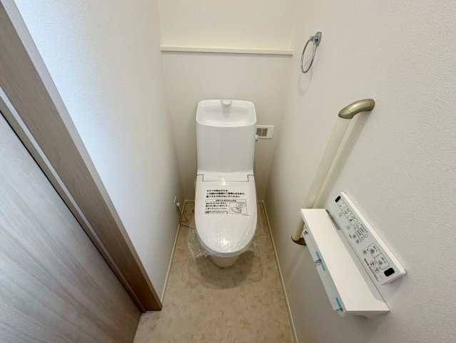 「駐車スペース3台」高知市瀬戸東町3丁目2号地　新築一戸建てのトイレ|手すり付きで立ち座りもスムーズな、ご家族みんなに優しいトイレ。毎日快適にお使いいただける清潔な空間。