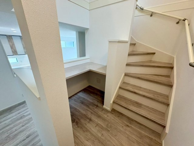 「駐車スペース3台」高知市瀬戸東町3丁目2号地　新築一戸建てのその他|窓から自然光が差し込む明るい階段スペース。手すり付きで、小さなお子様やご年配の方の昇降も安心です。