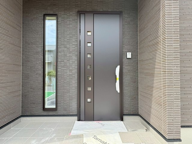 「駐車スペース3台」高知市瀬戸東町3丁目2号地　新築一戸建ての玄関|スタイリッシュなデザインの玄関ドア。防犯性にも優れ、ご家族の安心な暮らしを守ります。