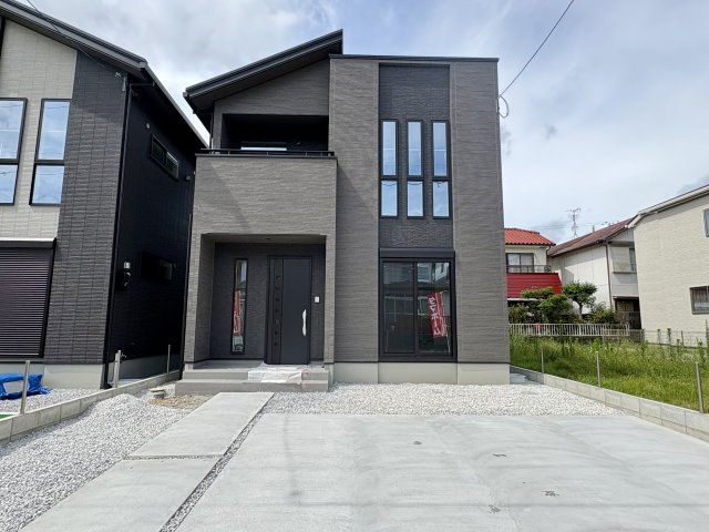 「駐車スペース3台」高知市瀬戸東町3丁目2号地　新築一戸建ての外観|洗練された片流れ屋根のデザイン☆耐震性にも優れ、デザインと安心を兼ね備えた住まいです。