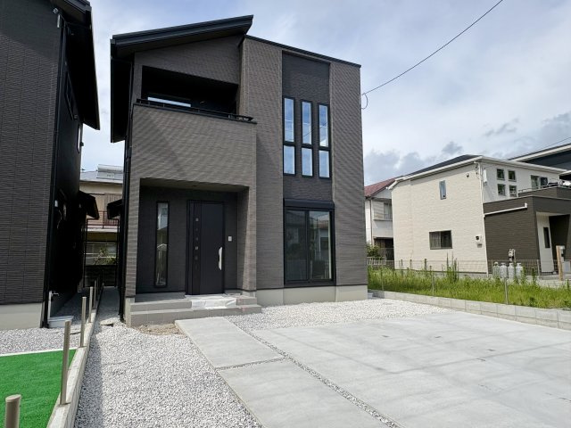 「駐車スペース3台」高知市瀬戸東町3丁目2号地　新築一戸建ての外観|シックで重厚感のあるモダンな外観。ゆとりある駐車スペースも完備し、お車の出し入れも快適。