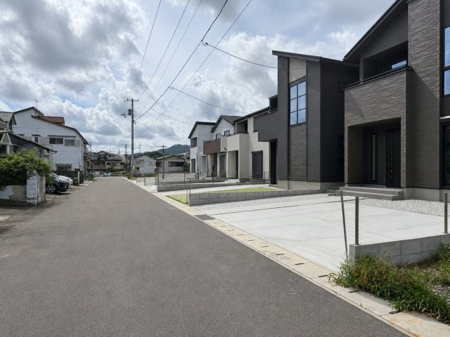 「駐車スペース3台」高知市瀬戸東町3丁目2号地　新築一戸建ての前面道路含む現地写真|閑静な住宅街に誕生した、洗練されたモダンな外観の邸宅。ゆとりある駐車スペースもしっかり完備。