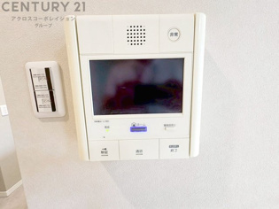 訪問者が来たときにテレビ画面で確認できるため、安心してドアを開けられます。録画機能があるものもあり、留守中に来訪者を記録しておくことができます。利便性が高く、セキュリティ面でも安心です。