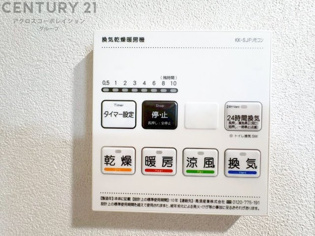 暖房機能があるため、冬場でも温かい浴室で入浴でき、乾燥機能があるため、水気を素早く取り除けます。また、換気機能があるため、湿気を素早く排出してカビや雑菌の発生を防ぐことができます。