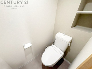 温水洗浄便座付トイレは温水洗浄機能により、暖かい水でおしりを洗浄することができ、冷たい水を使う従来の便座に比べ、温水洗浄機能で暖かいトイレを提供し、快適な使用を可能にします。